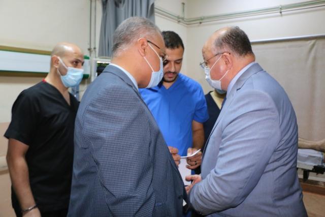 اللواء خالد عبد العال يتفقد حالة مصابى أتوبيس الرحلات بمستشفى البنك الأهلي