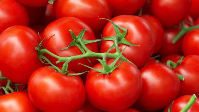 الطماطم تواصل الصعود  .. نرصد أسعار الخضراوات من داخل سوق العبور