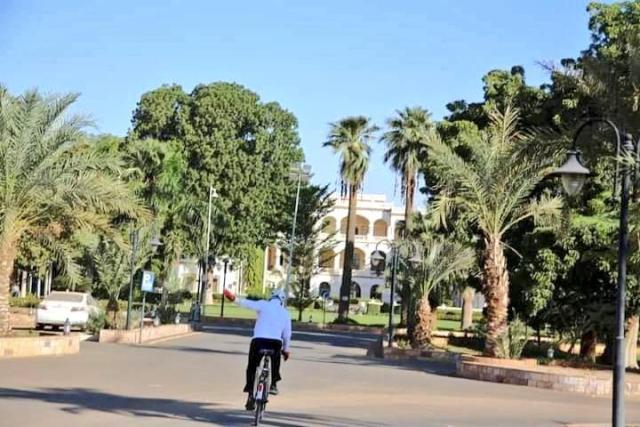 عضو مجلس السيادة السوداني محمد الحسن التعايشي راكباً الدراجة 