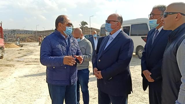 اللواء خالد عبد العال يتفقد  اعمال نقل وتسكين الباعة بسوق التونسى الجديد