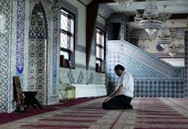 الأزهر يكشف حكم قصر الصلاة في السفر مع انتشار المساجد بزماننا