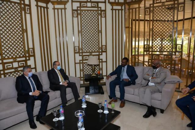 وزير الطيران يبحث مع وزير النقل السودانى تعزيز التعاون المشترك