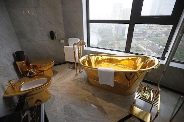 قطع الحمام الذهبية في أول فندق في العالم ”مدهون” بالذهب عيار 24