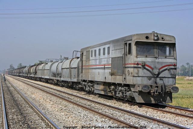«السكة الحديد » تكشف تفاصيل اقتحام سيارة لمزلقان الخوي بخط القاهرة أسوان
