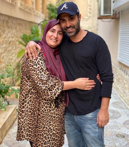 أحمد فهمي يتغزل في جمال والدته بمناسبة عيد ميلادها