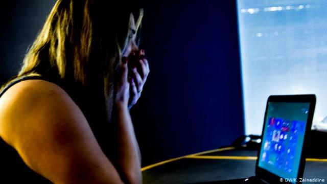 زعيم عصابة للابتزاز الجنسي.. شاب يستدرج 74 بنت وإمرأة ويفضحهن بنشر صورهن الإباحية علي الانترنت