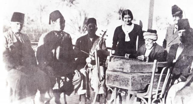 أم كلثوم برفقة فرقة يهودية عام 1929