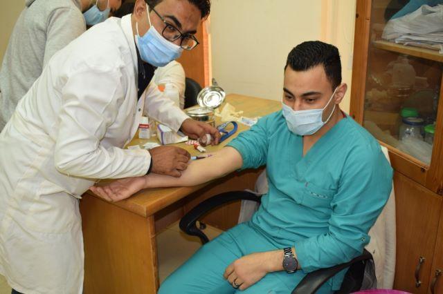 بالصور .. الجامعة المصرية الروسية تجرى تحليلاً لطلاب الأسنان قبل التعامل مع المرضى فى العيادات