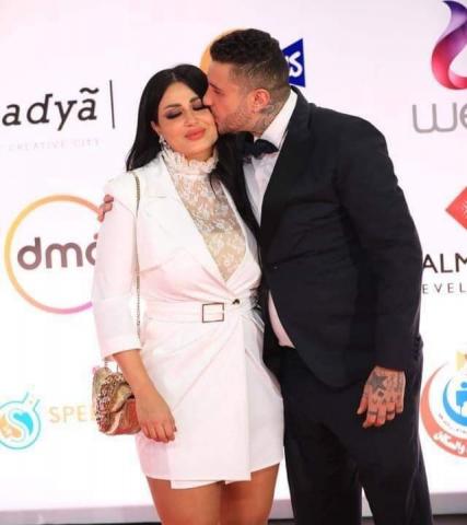 مش راحم نفسه.. قبلة مثيرة بين أحمد الفيشاوي وزوجته في افتتاح مهرجان القاهرة (صور)