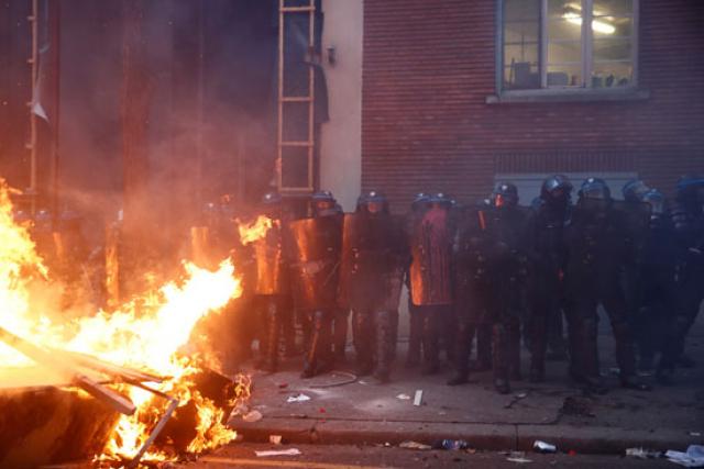 عاجل.. تجدد الاشتباكات بين الأمن والمتظاهرين في فرنسا