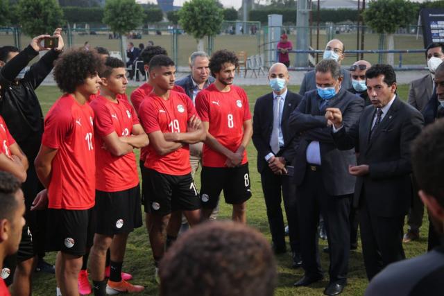 بالصور.. وزير الرياضة يؤازر منتخب الشباب قبل السفر لتونس