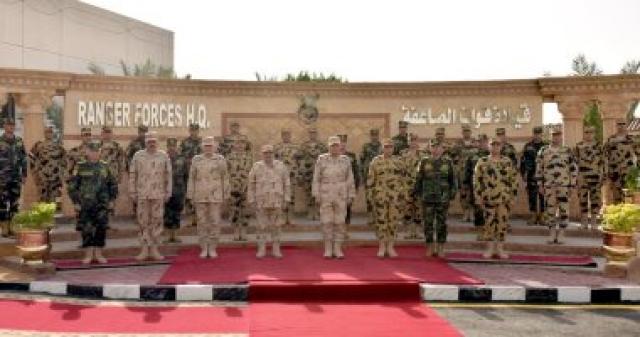 وزير الدفاع يلتقى عددًا من مقاتلى قوات الصاعقة والمظلات