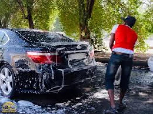 أزي تغسل سيارتك في الشتاء  لتجنب الأضرار؟