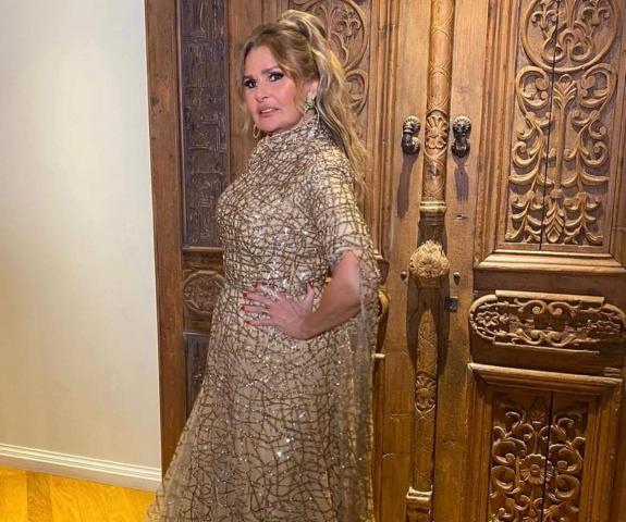 الأناقة والجمال.. يسرا بإطلالة جذابة بفستان ذهبي في ختام مهرجان القاهرة السينمائي