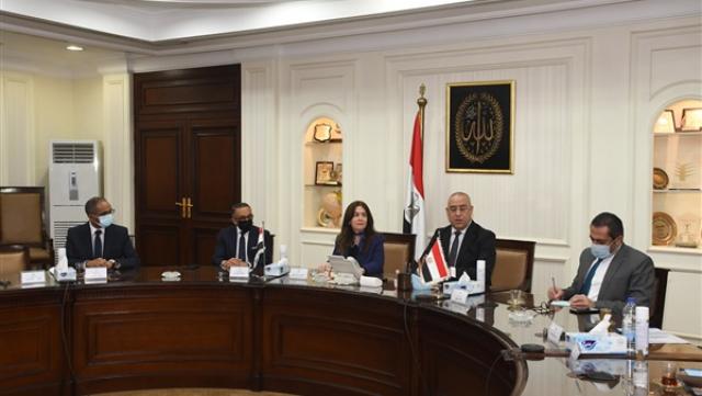 وزير الإسكان يلتقي نظيرته العراقية لعرض التجربة المصرية في إنشاء المدن الجديدة