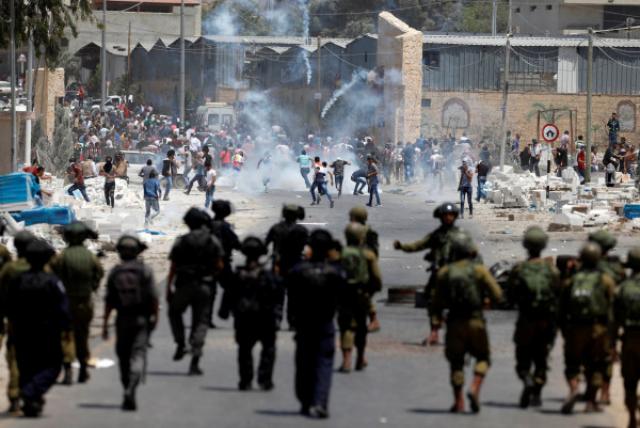 اندلاع مواجهات عنيفة بين الفلسطينيين وقوات الاحتلال وسط الخليل