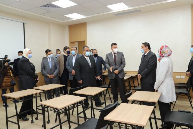 بالصور .. رئيس جامعة عين شمس يفتح قاعات الساعات المعتمدة بكلية الألسن