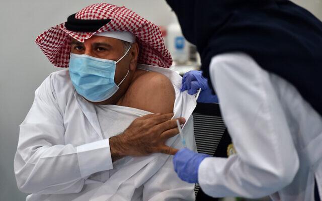 مواطن يتلقي الجرعة الأولي من اللقاح