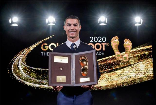 رونالدو يتوج بجائزة القدم الذهبية المقدمة من أميرة موناكو