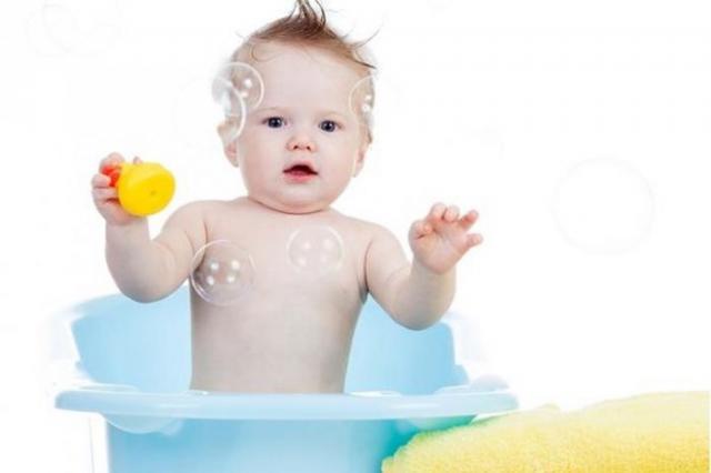6 نصائح  لاستحمام طفلك الرضيع في فصل الشتاء