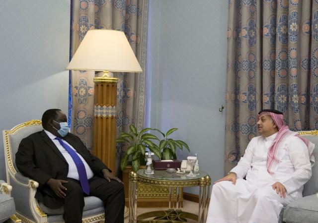 وزير الدفاع القطري يلتقي المستشار الأمني لجنوب السودان