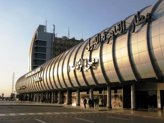 إطلاق اسم رئيس مصر للطيران للصيانة الراحل على هنجر 7000 بمطار القاهرة