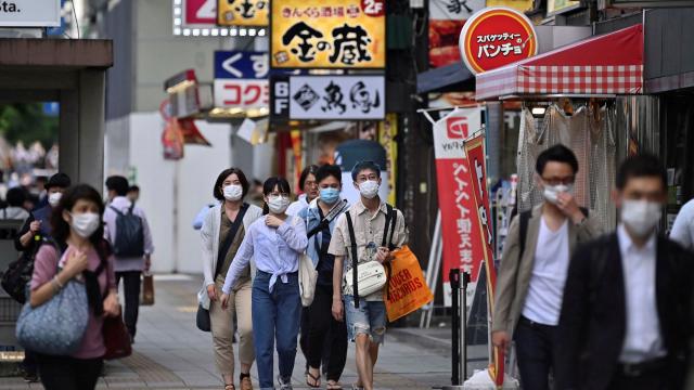 حاكمة طوكيو تحذر من انفجار في حالات الإصابة بفيروس كورونا
