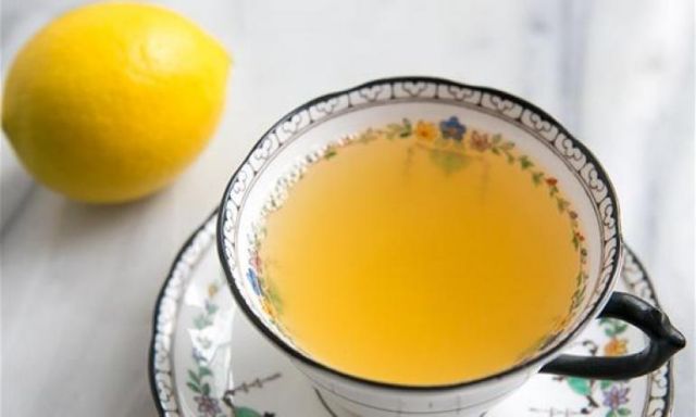 فوائد تناول الماء الدافئ والليمون في الصباح