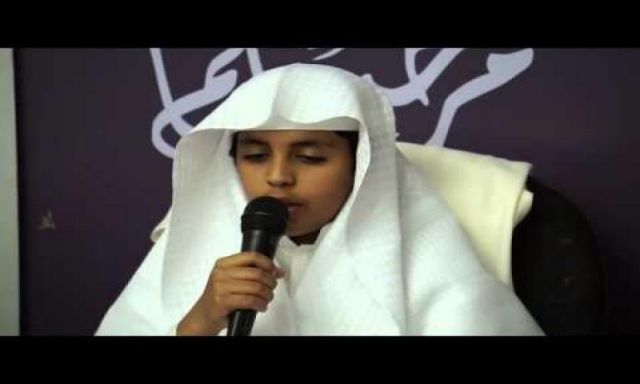 إمام الحرم المكي ينحني ليقبل ابنه افتخاراً بختمه القرآن الكريم