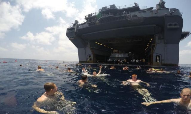 بالصورة ..بحارة امريكيون  يسبحون في خليج عدن