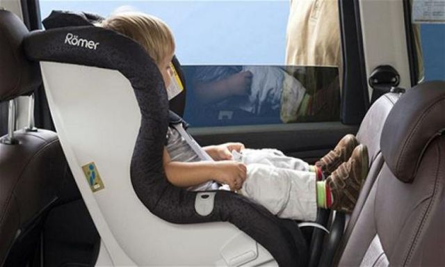 دراسة طبية تحذر من نوم الأطفال في السيارة