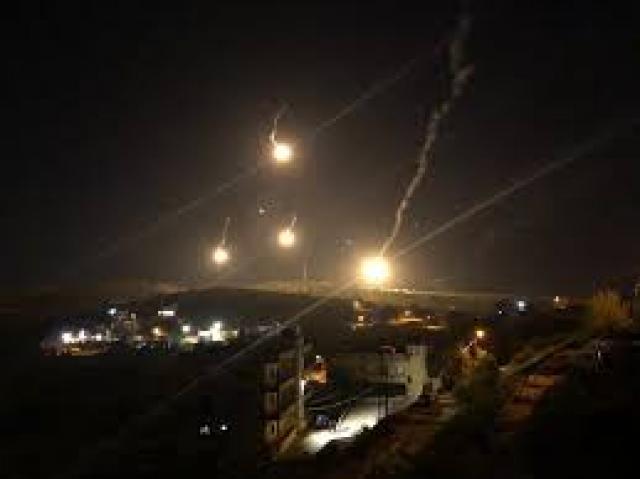 الجيش الإسرائيلي يطلق عددا من القنابل المضيئة بالقرب من الحدود اللبنانية