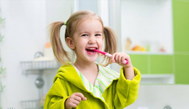 تنظيف أسنان الأطفال
