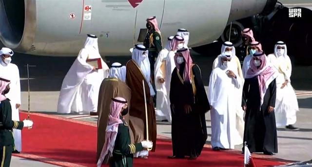 ولي العهد السعودي يستقبل تميم بن حمد لدى وصوله لمحافظة ”العلا” للمشاركة في القمة الخليجية