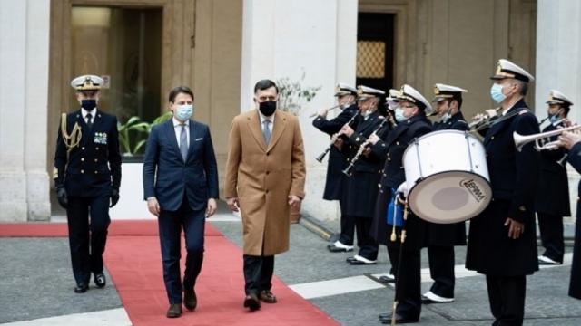 تفاصيل لقاء رئيس الوزراء الإيطالي والسراج في روما