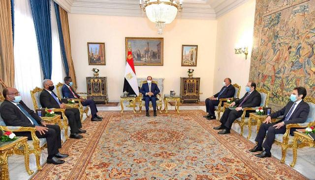 الرئيس السيسي يجتمع بالوفد السوداني 