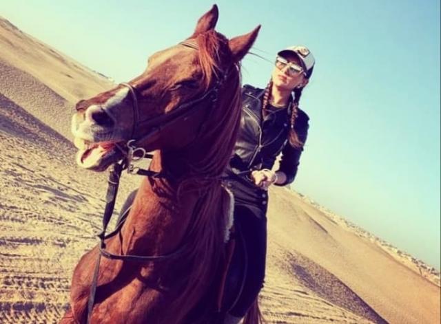 مي عمر تستعرض مهاراتها في ركوب الخيل عبر ”إنستجرام”