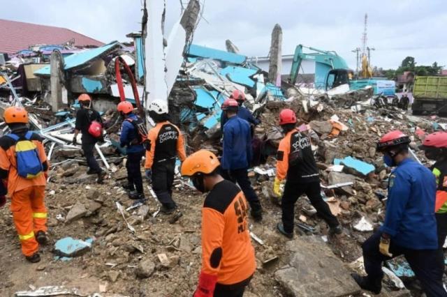 ارتفاع عدد ضحايا زلزال سولاويسي في أندونيسيا غلى 81 شخصاً