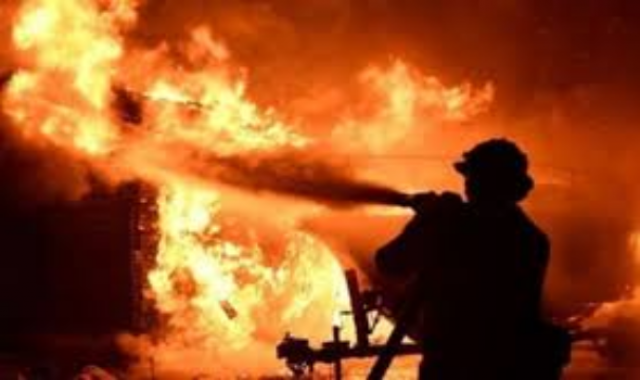 الحماية المدنية تسيطر على حريق مطعم فى ميدان السقالة بالغردقة دون إصابات