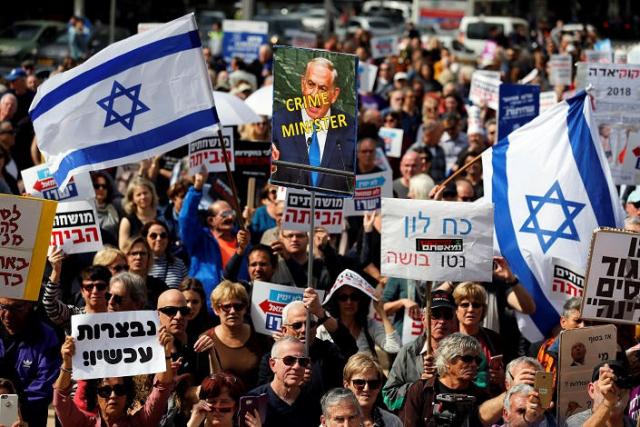 إسرائيل تشتعل.. مظاهرات حاشدة لإسقاط نتنياهو واشتباكات مع شرطة تل أبيب
