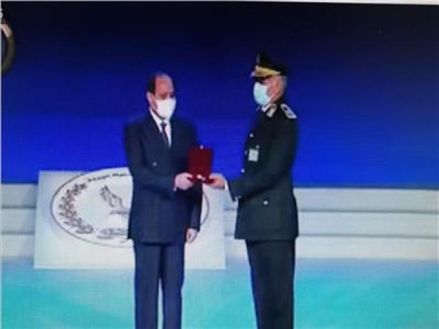 بالفيديو .. الرئيس السيسي يكرم عددا من رجال الشرطة ويمنحهم أنواط الامتياز