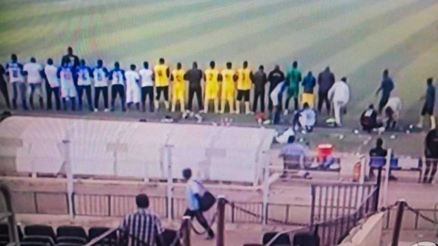 فريقان يؤديان صلاة المغرب ”جماعة” في ملعب مباراة بالدوري السوداني