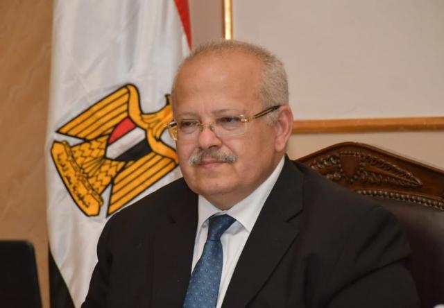رئيس جامعة القاهرة يعلن بدء تطعيم الأطقم الطبية ضد كورونا