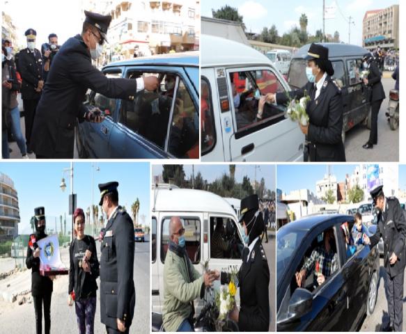 بالفيديو .. بمناسبة إحتفال مصر بعيد الشرطة .. توزيع الورود على المواطنين
