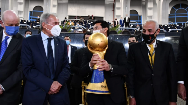 عاجل.. كأس العالم لليد تصل ستاد القاهرة
