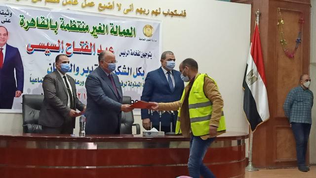 وزير القوى العاملة ومحافظ القاهرة يسلمان وثائق تأمين على الحياة