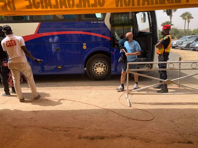 بالصور.. حافلة الزمالك تصل ملعب مباراة تونجيث السنغالي