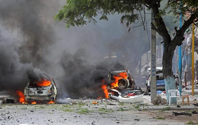 انفجار هائل في العاصمة الصومالية وسط انباء عن استهداف مسئولين حكوميين
