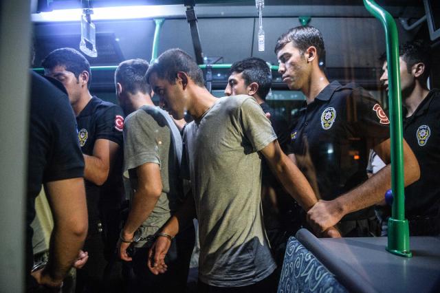 اعتقال 24 مواطنا تركيا بينهم عسكريين بتهمة الانتماء لجماعة جولن