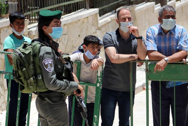 إسرائيل تؤجل تطعيم العمال الفلسطينيين